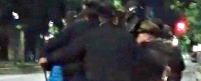 Copertina di Raduno Alpini, ma quanti sono su quella camionetta? Il bizzarro incontro per le strade di Milano