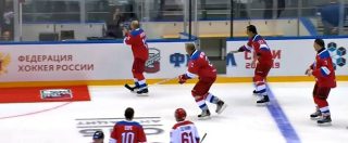 Copertina di Russia, Putin gioca a hockey e segna una valanga di gol. Ma la sorpresa è alla fine: la figuraccia fa il giro del mondo