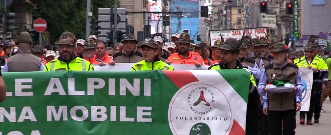 Copertina di Alpini, Milano “invasa” per l’Adunata del centenario: 500mila penne nere in città. Le immagini della sfilata
