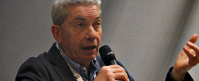 Copertina di Salone del libro, Padellaro presenta “Il gesto di Almirante e Berlinguer”: “In politica è importante anche il silenzio”