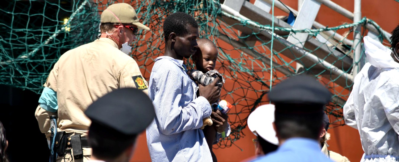 Migranti, sbarco a Crotone: una sessantina di persone soccorse dalla Guardia costiera italiana