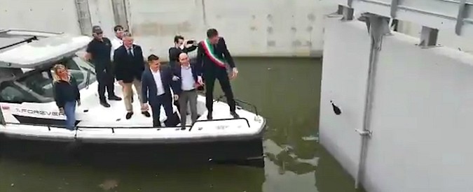 Copertina di “Vado?” “Vadi”, il sindaco di Pisa come la contessa Serbelloni Mazzanti: l’inaugurazione è Fantozziana. Vedere per credere