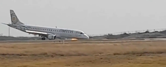 Copertina di L’aereo ha un guasto al carrello anteriore e l’atterraggio d’emergenza è da brividi: le immagini della manovra