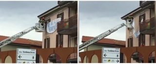 Copertina di Bergamo, espongono striscione contro Salvini e i Vigili del fuoco lo rimuovono con la gru: le immagini