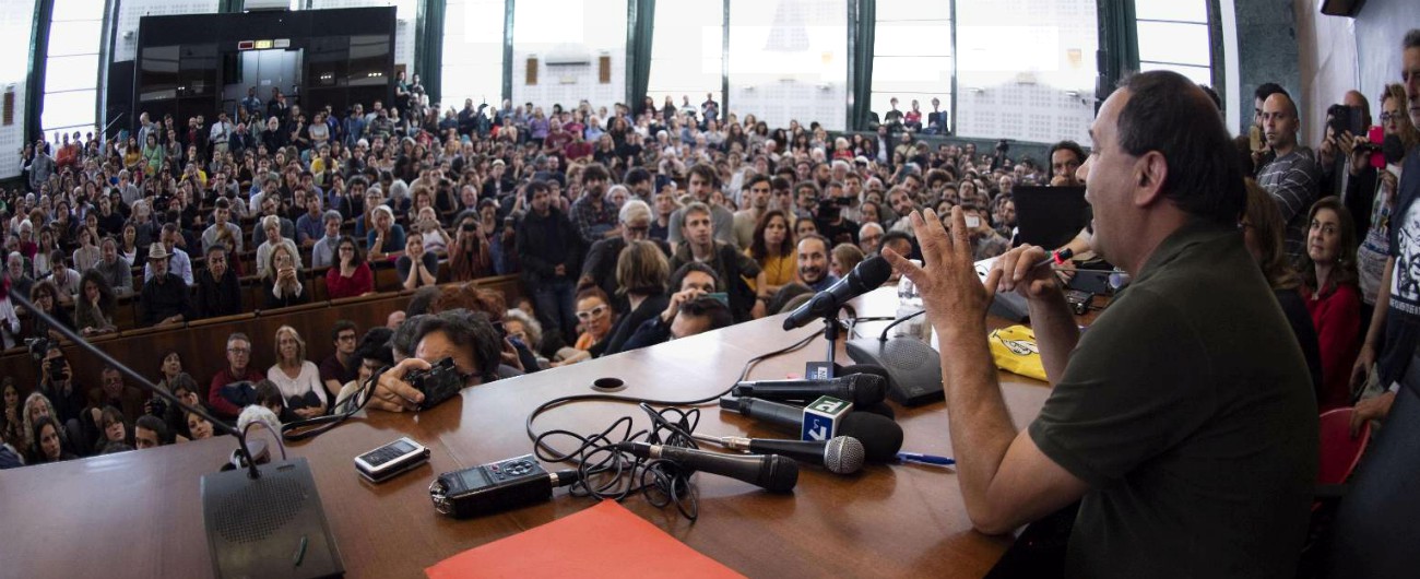 Roma, Mimmo Lucano accolto da migliaia di studenti a La Sapienza. Corteo di Forza Nuova a distanza: schiaffi a un ragazzo