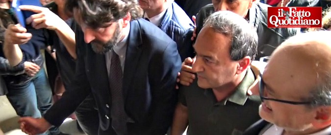 Copertina di Mimmo Lucano, migliaia in sala per il suo arrivo alla Sapienza: cori e applausi per il sindaco sospeso