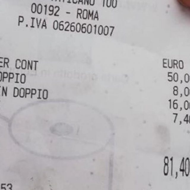 Roma, 81 euro per due hamburger e due cappuccini: lo scontrino scatena le polemiche sui social