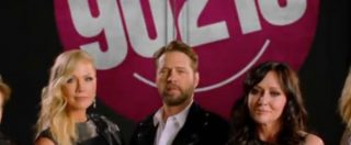 Copertina di Beverly Hills 90210, il cast riunito nel primo teaser trailer: Brenda, Brandon e gli altri sono diventati “grandi”
