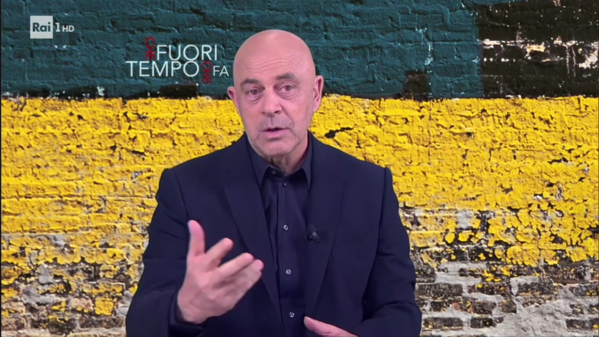 Copertina di Salvini, l’ironia di Crozza: “Confonde amore con prostituzione. Non è che ha speso troppo per le fidanzate?”