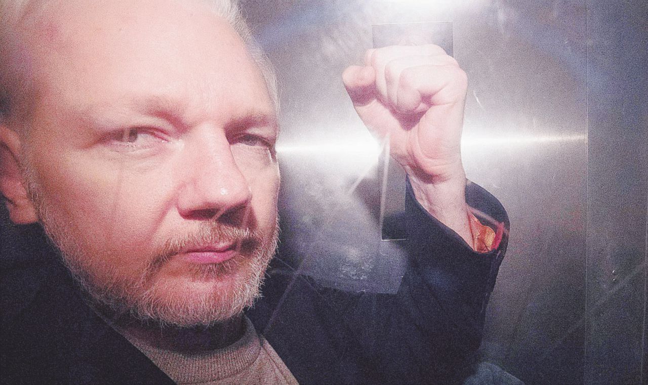 Copertina di Assange, il caso non è chiuso. Ora lo vuole anche la Svezia