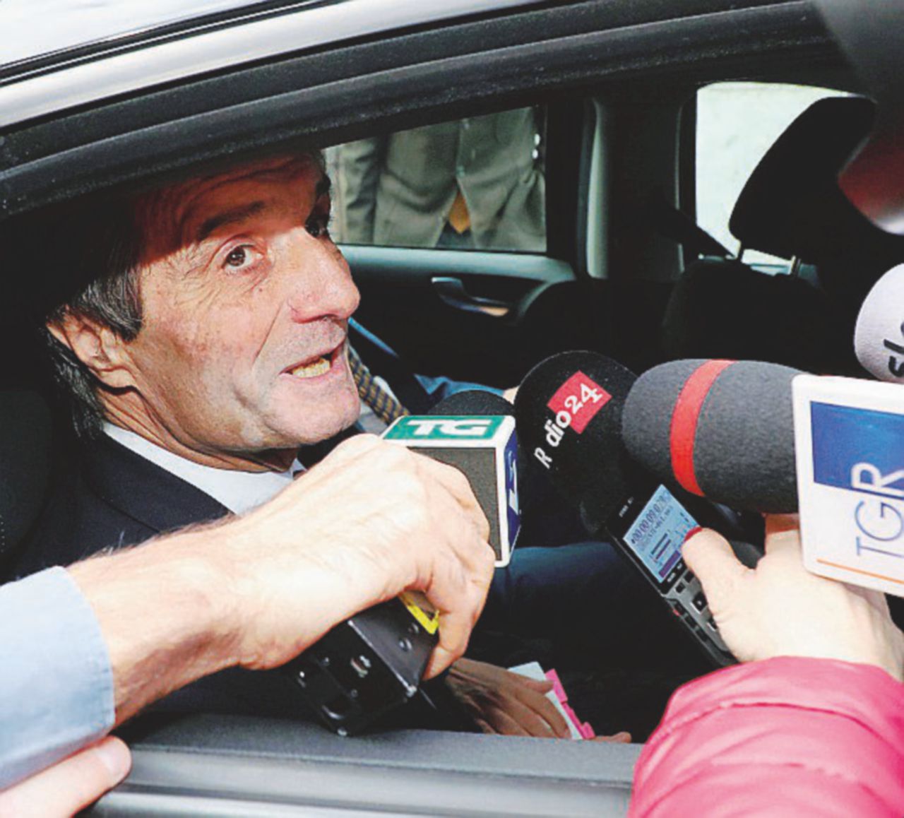 Copertina di Fontana 4 ore dai pm: “Sono fatti da niente”