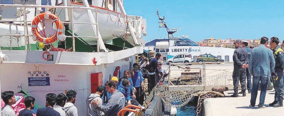 In porto - La Mare Jonio a Lampedusa Stop al Viminale: la nave Mar Jonio sequestrata a metà