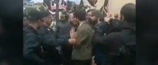 Copertina di Roma, tensione al presidio di Forza Nuova: studente urla “fascisti m***” e viene preso a schiaffi: le immagini