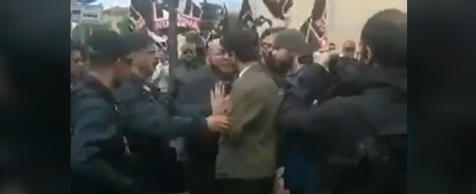 Copertina di Roma, tensione al presidio di Forza Nuova: studente urla “fascisti m***” e viene preso a schiaffi: le immagini