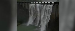Copertina di Forlì-Cesena, acqua e neve fanno tracimare la diga di Ridracoli: le spettacolari immagini del “salto” da 100 metri
