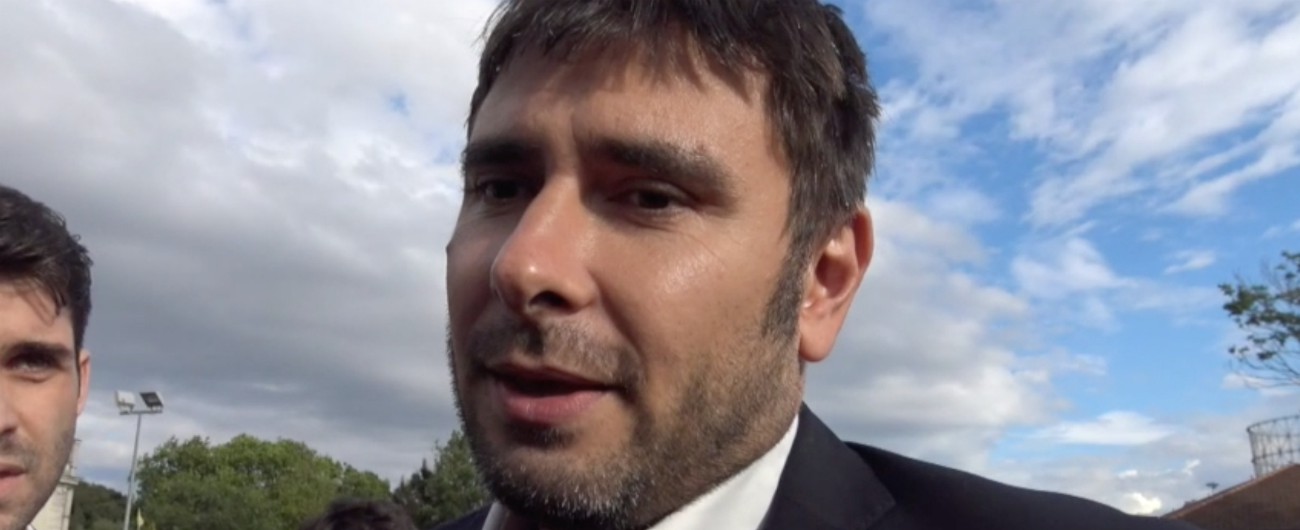 Copertina di Di Battista: “Rimosso striscione anti-Salvini? Stupidaggine. Tutti hanno diritto di parlare, anche i terrapiattisti”