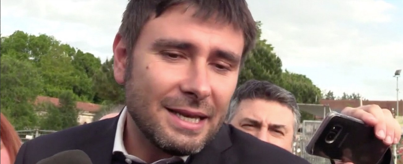 Copertina di M5s, Di Battista provoca Salvini: “Nervosetto, su Siri Lega ha abbozzato. Se torna da Berlusconi? Auguri”. E attacca il Pd