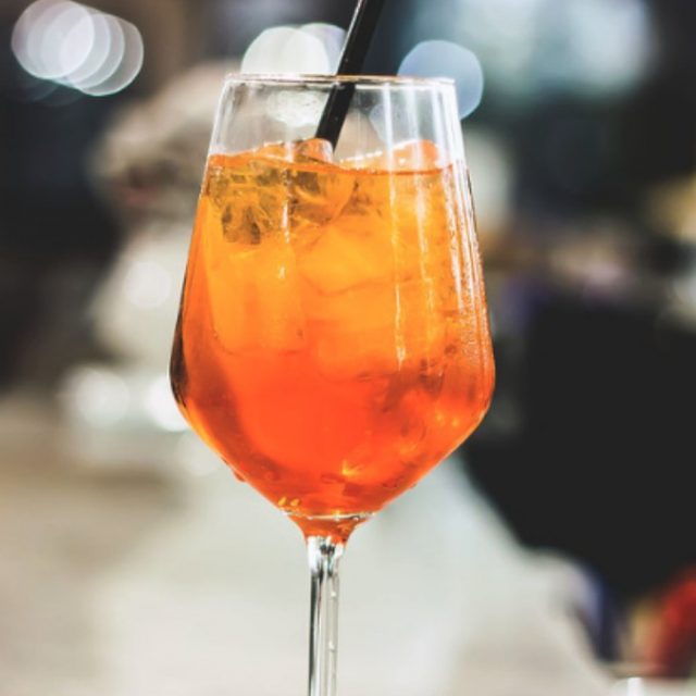 Aperitivo da 153 euro spaventa una coppia che decide di fuggire. Il titolare del bar: “Tornate a pagare o vi denuncio”