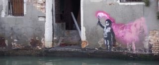 Copertina di Venezia, compare un graffito lungo il canale di Ca’ Foscari. Il ‘Naufrago bambino’ è un’opera di Banksy?