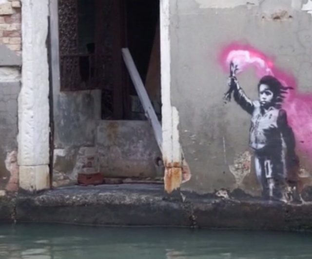 Venezia, compare un graffito lungo il canale di Ca’ Foscari. Il ‘Naufrago bambino’ è un’opera di Banksy?