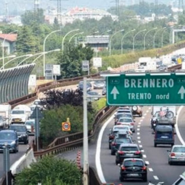 Corre nudo in autostrada tra Chiusa e Bolzano: arriva la polizia e cerca di calmarlo
