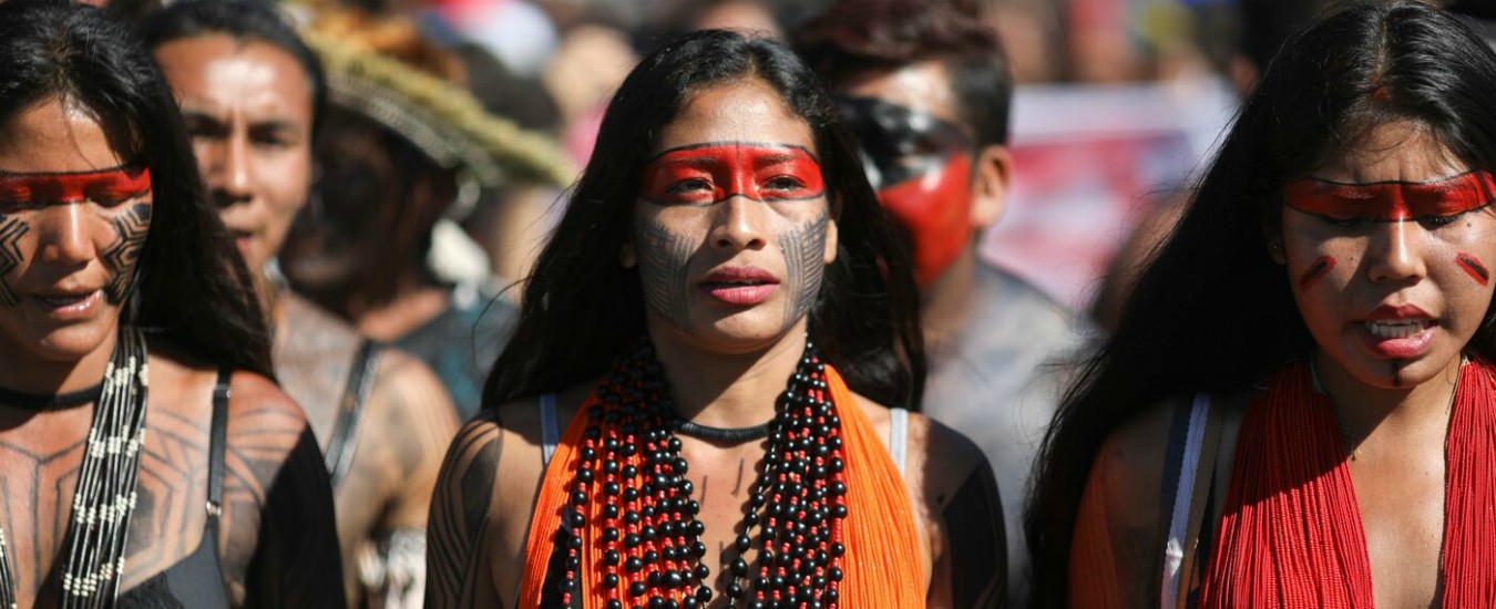 Copertina di Brasile, la guerra di Bolsonaro agli indigeni. Le loro terre fanno gola ai grandi capitali occidentali