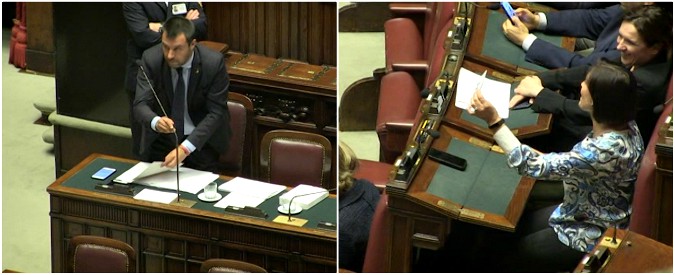 Copertina di Cartelli anti-Salvini alla Camera, lui replica: “Mia figlia si diverte così”. Carfagna lo rimprovera: “Non siamo a scuola”