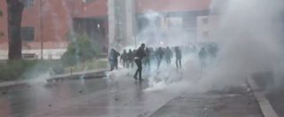 Copertina di Coppa Italia, scontri prima della finale: polizia carica e spara lacrimogeni. Arrestati 3 ultras biancocelesti