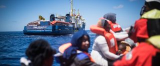 Copertina di Migranti, nave Sea Watch ha soccorso 65 persone: “Malta, Libia, Italia e Olanda non ci rispondono”