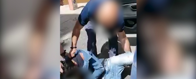 Copertina di Formia, ragazza a terra oppone resistenza ai poliziotti e viene strattonata: la Questura di Latina avvia accertamenti