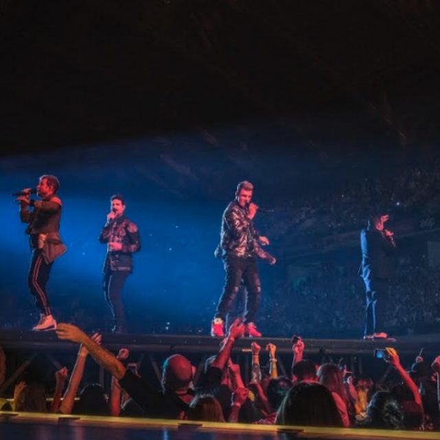 Backstreet Boys: “Rimarremo per sempre uniti per voi”. E al concerto pubblico femminile over 30 con fidanzati che guardavano la Coppa Italia sul telefono