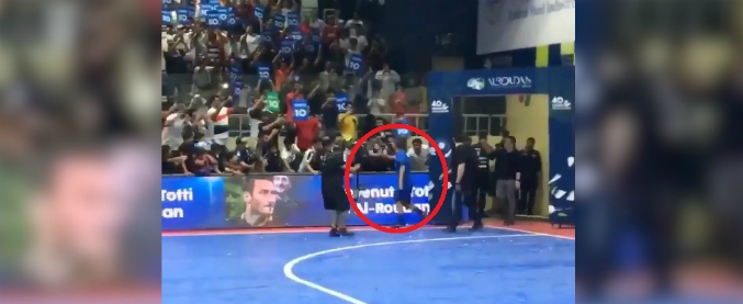 Copertina di La figuraccia al torneo di calcetto, Totti entra in campo ma al posto dell’inno di Mameli parte: “E Forza Italia…”