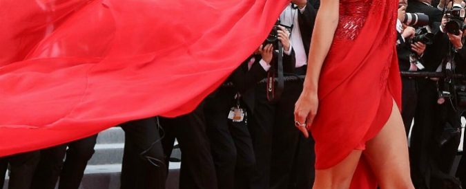 Festival di Cannes 2019, Alessandra Ambrosio in mutande sul red carpet per colpa dello spacco troppo vertiginoso – FOTO