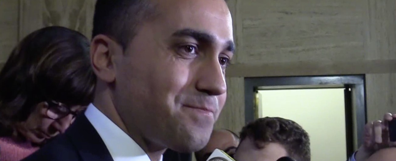 Copertina di Europee, Di Maio: “Tra M5S e Lega normale avere differenze. Incoerente allearsi con Juncker”