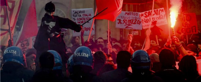 Copertina di Napoli, scontri tra Polizia e manifestanti anti-Salvini davanti alla Prefettura. Un agente rimasto ferito