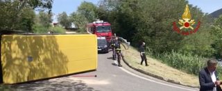 Copertina di Padova, scuolabus si rovescia: 8 feriti. Autista fugge, poi viene arrestato: positivo all’alcoltest, aveva precedenti