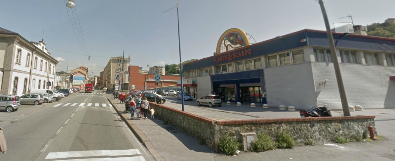 Genova, insegue il ladro del negozio ma sbanda con la moto e finisce contro un blocco di cemento: morto a 25 anni