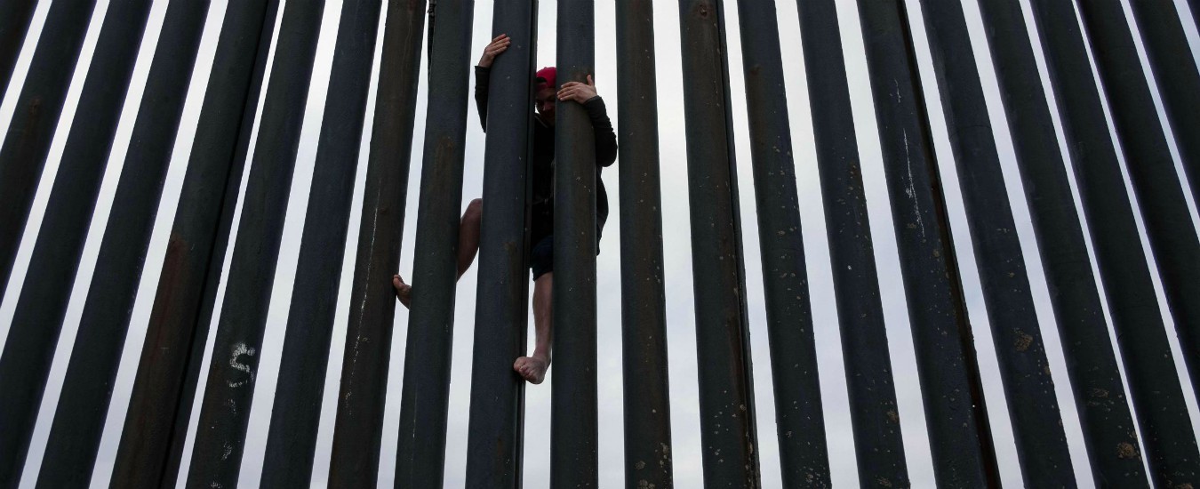 Messico, Trump vuole il muro al confine fatto di pali d’acciaio neri e appuntiti: “Per proteggere il paese”