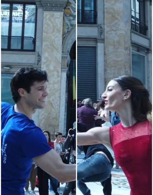 Nel centro di Napoli spunta Roberto Bolle: l’esibizione improvvisata incanta la città e sorprende i passanti. Il video del flash mob