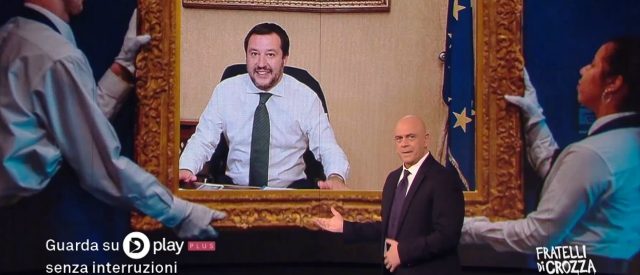 Il monologo di Crozza che sfotte Salvini: “Metto all’asta una rara foto di lui al lavoro, base d’asta: 49 milioni”