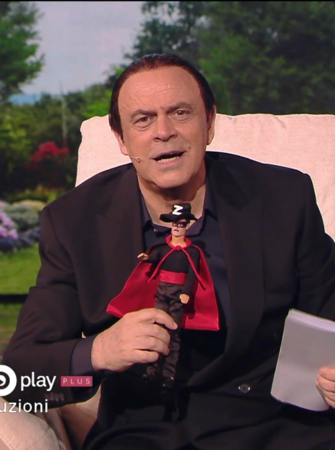 Copertina di Crozza-Berlusconi trova il pupazzo di Zorro rubato a Salvini: “Lo ha fregato all’asilo Pier Silvio a un bambino str***”