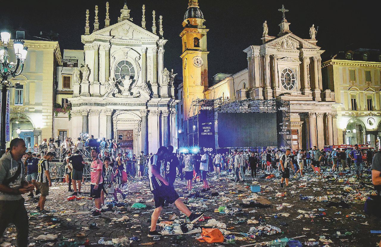 Copertina di Scatenarono il panico in piazza San Carlo: 10 anni di carcere alla “banda dello spray”