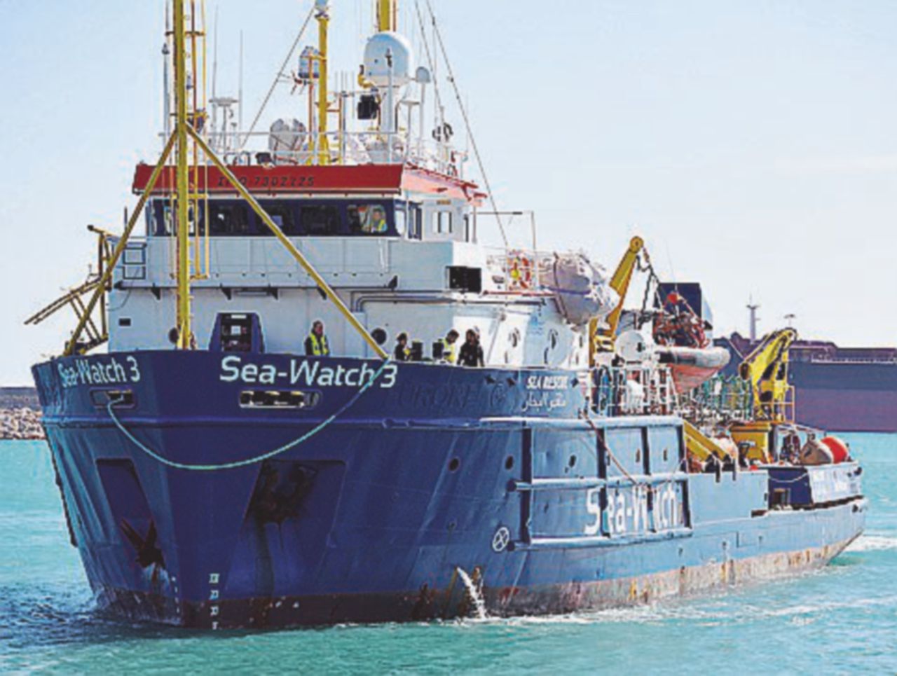 Sea Watch, sbarcano solo i minori. “Porti chiusi” e polemiche Lega-M5S