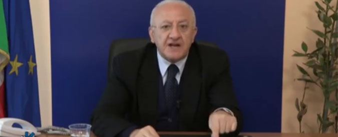 Copertina di De Luca: “Di Maio è uno squadrista e un truffatore politico. Voglio un confronto pubblico per spiegargli la vita”