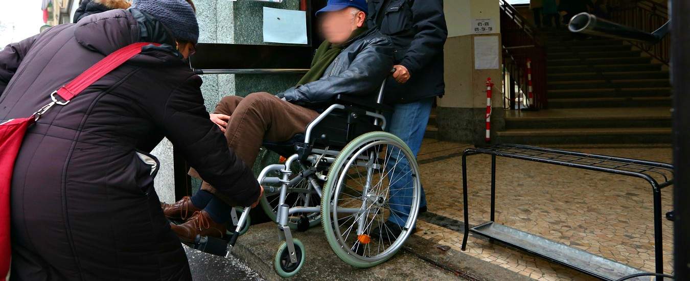 Europee, l’odissea alle urne di milioni di disabili: tra barriere e poca assistenza. “Diritto di voto negato per 800mila”