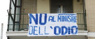 Milano, si rifiuta di togliere lo striscione che accusa Salvini di essere “amico dei mafiosi”: indagata