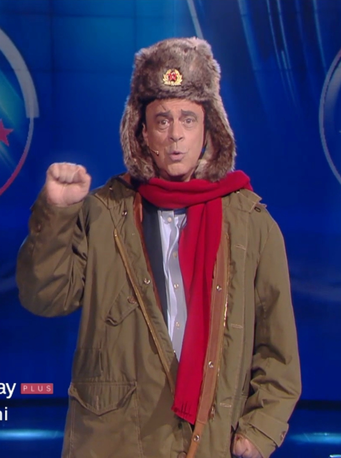 Copertina di Il ‘compagno’ Crozza-Di Maio con falce e martello: “Al governo c’è una dittatura fascista, noi del M5-KGB siamo infiltrati”