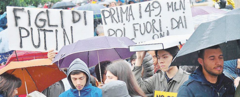 Priorità - La contro-manifestazione di Milano - Ansa Vietato “restare umani”. Anche per Zorro