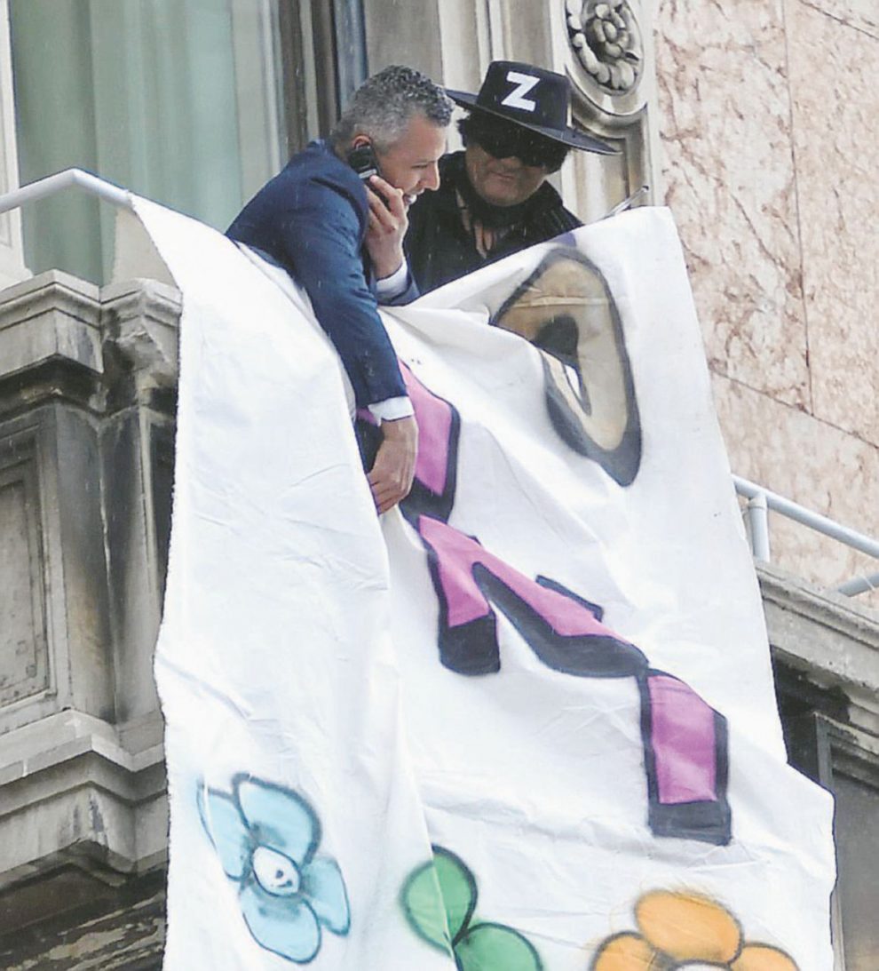 Dai balconi – Anche ieri a Milano la città ha dato il suo benvenuto al ministro dell’Interno con gli striscioni – Ansa