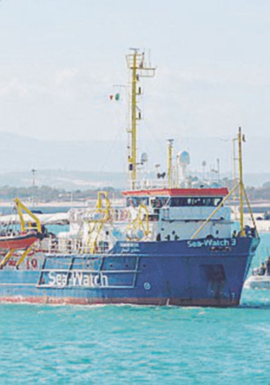 Copertina di La Sea Watch davanti al porto di Lampedusa nonostante il leghista